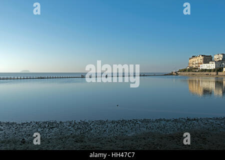 Il lago marino in Weston-super-Mare, Inghilterra su una soleggiata giornata invernale Foto Stock