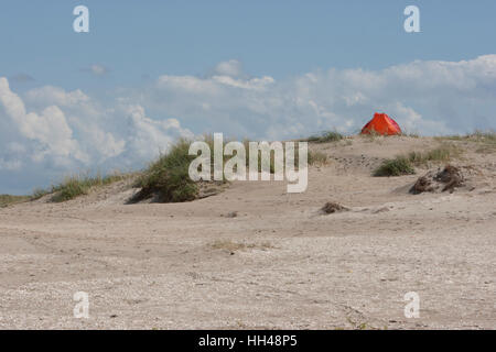 Tenda Rossa nelle dune sulla spiaggia Römö, Danimarca. Foto Stock