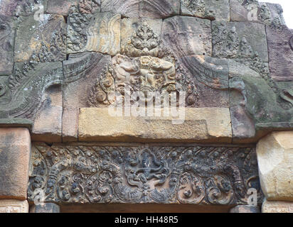 Splendido sollievo sull'architrave della porta di Prasat Hin Muang Tam antico santuario, Buriram, Thailandia Foto Stock