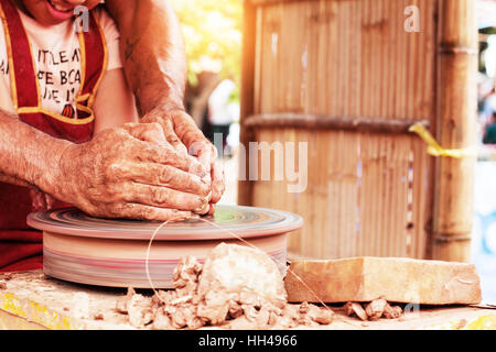 Le ragazze sono fatte a mano in ceramica in campagna. Foto Stock