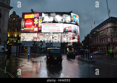 Il schermi pubblicitari a Piccadilly Circus, Londra centrale, prima che essi siano spenti in preparazione per la riconversione. Foto Stock