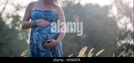 Donna incinta all'aperto Foto Stock