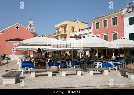 Caffè e ristoranti nella piazza principale della città di Gaios, Paxos, Isole Ionie, isole greche, Grecia, Europa Foto Stock