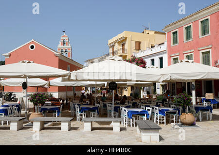 Caffè e ristoranti nella piazza principale della città di Gaios, Paxos, Isole Ionie, isole greche, Grecia, Europa Foto Stock