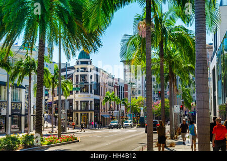 Di Rodeo Drive a Beverly Hills è un affluente shopping quartiere noto per etichetta di design e haute couture Foto Stock