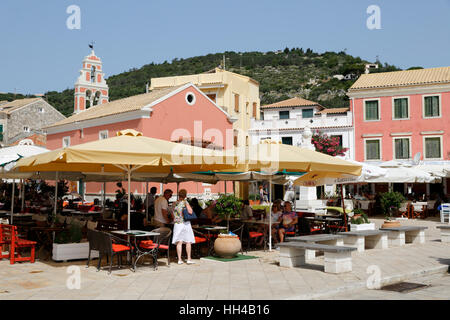 Caffè e ristoranti nella piazza principale della città di Gaios, Paxos, Isole Ionie, isole greche, Grecia, Europa Foto Stock