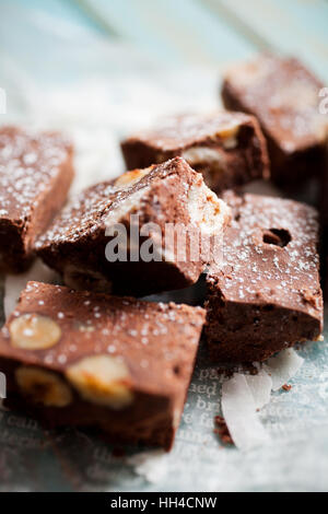 Dolce al cioccolato con noci e noce di cocco Foto Stock