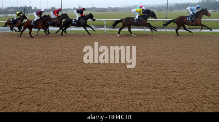 Guide e piloti intorno alla prima curva durante la fanciulla 32Red.com picchetti a Wolverhampton Racecourse. Foto Stock