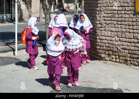 Varzaneh, Iran - 12 Ottobre 2015 : I bambini con scuola islamica uniforme Foto Stock