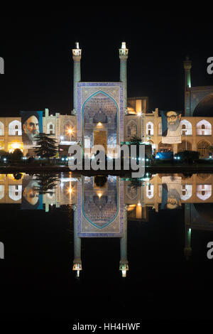 Imam moschea ( noto anche come Moschea Shah ) riflessa in una piscina di notte, Isfahan, Iran Foto Stock