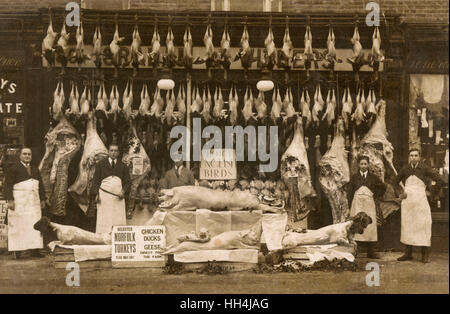 Arthur Graham e Albert William garrese, macellai shop, 80 College Road, Bromley, Kent -- una straordinaria gamma di carne e di pollame, con proprietari di negozi e gli assistenti in piedi pronti a servire. Il partenariato è stato disciolto in 1936 e il garrese ha continuato a funzionare th Foto Stock