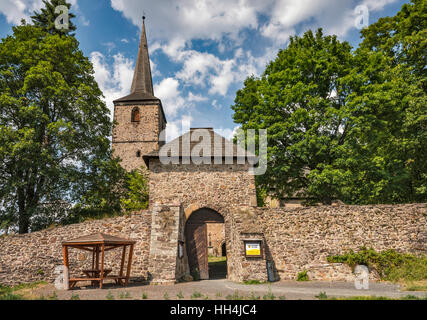 Gateway alla Chiesa dei SS Giovanni Battista e Caterina, il XIII secolo in stile romanico, ora museo, in Swierzawa, Bassa Slesia, Polonia Foto Stock