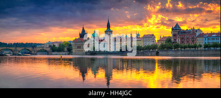 Praga. Immagine panoramica del lungofiume di Praga e Ponte Carlo, con la riflessione della città nel fiume Moldava. Foto Stock