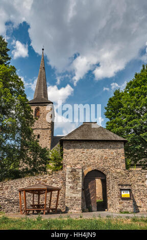 Gateway alla Chiesa dei SS Giovanni Battista e Caterina, il XIII secolo in stile romanico, ora museo, in Swierzawa, Bassa Slesia, Polonia Foto Stock