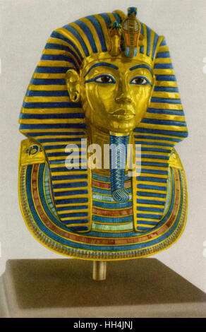 Iconica maschera funeraria di Tutankhamon Pharao (regnò 1332-1323 BC), scoperto nel 1922 da Howard Carter nella Valle dei Re. Realizzato in oro massiccio, intarsiato con pietre semi-preziose e vetri colorati in pasta, la maschera è un ritratto idealizzato del kin Foto Stock