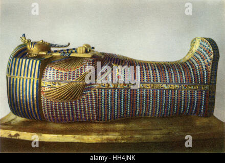 La seconda delle tre bare di Pharao Tutankhamon (regnò 1332-1323 BC), come scoperto da Howard Carter tra gli altri nel 1922 nella Valle dei Re, appartiene alla più ampiamente noto insieme di tesori di antico Egitto. Il antropoidi, bara di legno è rivestire Foto Stock