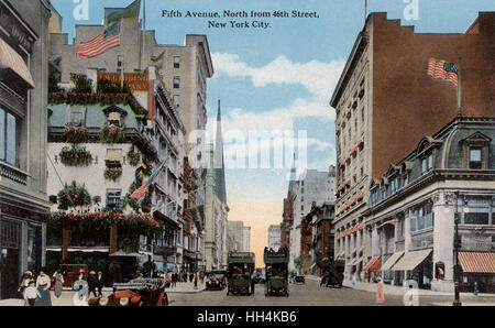 Vista sulla 5th Avenue, a nord dalla 46th Street a New York City Foto Stock