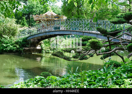 Ferro battuto bridge nel Jardin Public, Bordeaux, Gironde, Aquitaine, Francia. Foto Stock