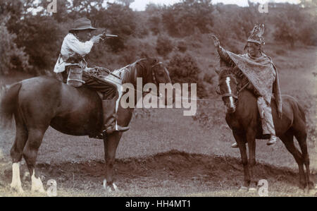 Due ragazzi a cavallo giocando a Cowboys e Indians Foto Stock