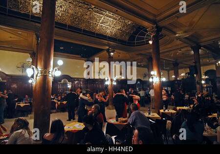 Interno del Confiteria ideale durante una Milonga e una notte di tango, Recoleta, Buenos Aires, Argentina Foto Stock