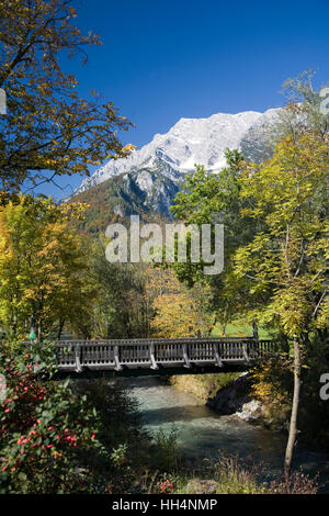 Creek e paesaggio autunnale montagna vicina Grimming, Austria, la Stiria, Trautenfels Foto Stock