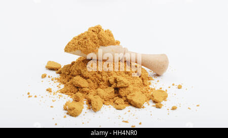 Aromatico colore giallo curry in polvere ingrediente sul tavolo bianco con convogliatore in legno e tessuto rosso bag in background Foto Stock