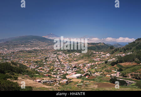 Vista la Laguna e il vulcano Teide al retro, Tenerife, Isole Canarie, Spagna Foto Stock