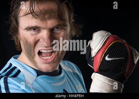 Urlando sportivo (portiere) con faccia emozionale Foto Stock