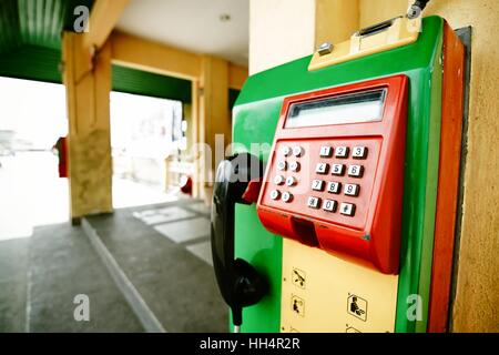 Chiuso telefono pubblico a Nonthaburi, Tailandia Foto Stock