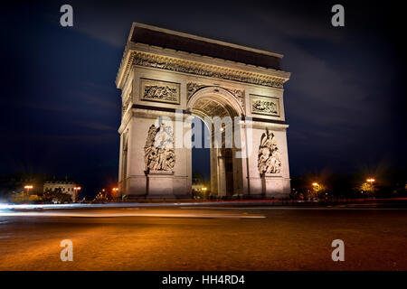 Illuminata Arc de Triomphe a Parigi, Francia Foto Stock