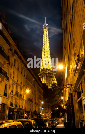 Parigi, Francia - 25 agosto 2016 : vista illuminata sulla Torre Eiffel dalla strada parigina di sera, Francia Foto Stock