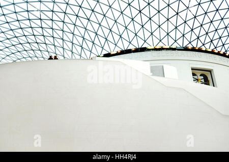 Londra, Inghilterra, Regno Unito. British Museum - Grande Corte (Foster e Partner: 2000) Oggetto del cortile interno con la sala di lettura al centro Foto Stock