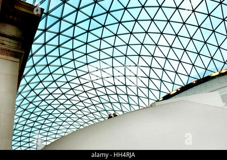 Londra, Inghilterra, Regno Unito. British Museum - Grande Corte (Foster e Partner: 2000) Oggetto del cortile interno con la sala di lettura al centro Foto Stock