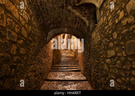 Città di Girona in Catalogna, Spagna, Sant Llorenç strada di notte, passaggio medioevale con le scale nel vecchio quartiere - Barri Vell Foto Stock