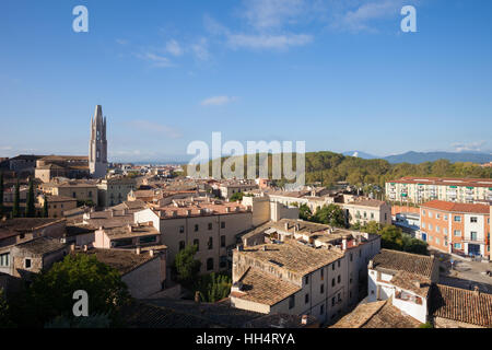 Città di Girona in Catalogna, Spagna, cityscape vista da sopra Foto Stock