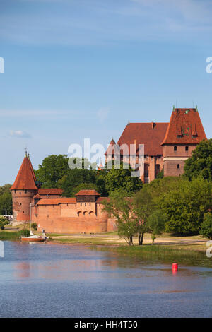 Castello di Malbork in Polonia, pietra miliare medievale presso il fiume di Nogat Foto Stock