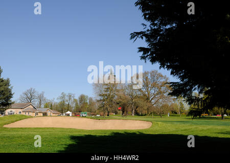 Vista la XVIII verde per la clubhouse a Braintree Golf Club Essex Inghilterra Foto Stock