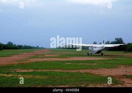 Selous, Tanzania - 20 Gennaio 2015: A Coastal Airways Cessna C208B aereo presso la Riserva Selous al tramonto Foto Stock