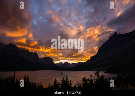 Tramonto su St Mary Lake, il Parco Nazionale di Glacier, Montana USA Foto Stock