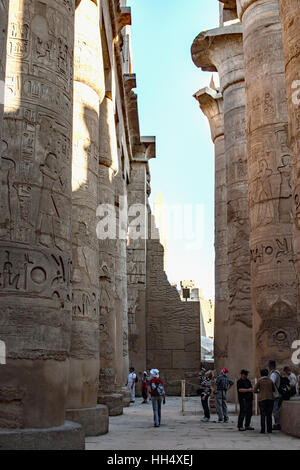 Karnak Luxor Egitto enorme sito del tempio con conserva antiche rovine & oltre 200 strutture comprendenti enorme ornato, inciso colonne Foto Stock