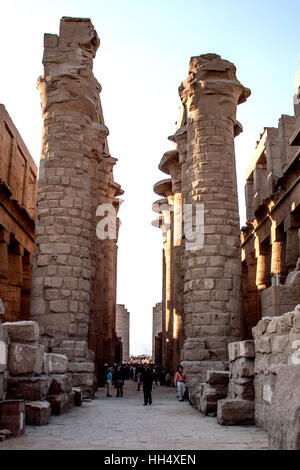 Karnak Luxor Egitto ospita un enorme sito del tempio con conserva antiche rovine & oltre 200 strutture. Foto Stock