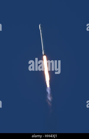 La SpaceX Falcon 9 impianti di risalita a razzo spento portando l'iridio prossimo satellite da Space Launch Complex-4, a Vandenberg Air Force Base di Gennaio 14, 2017 in Lompoc, California. L'iridio prossimo sostituirà il più grande del mondo commerciale della rete satellitare di basso-satelliti in orbita terrestre. Foto Stock
