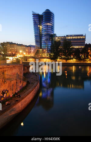 Wien, Vienna: la bocca del fiume di Vienna nel canale del Danubio con Uniqa Tower (media facciata con un punto dalla matrice di LED), 02., Wien, Austria Foto Stock