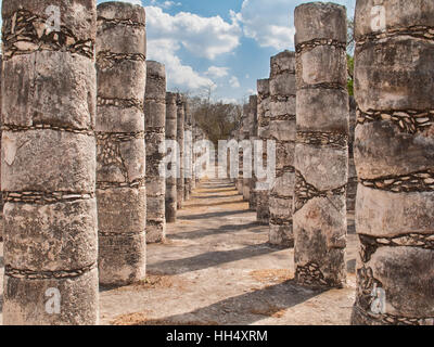 A Chichen Itza - La Plaza di mille colonne assunte queste ultime nella giornata in modo che le colonne hanno una bella sfumatura e shadowstravel Foto Stock