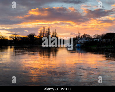 Europa, Regno Unito, Inghilterra, Surrey, Walton on Thames, Thames di Fiume tramonto Foto Stock