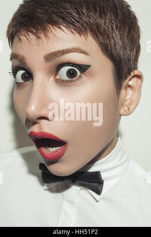 Giovane bella donna con capelli corti e stile classico da indossare con il filtro bow tie. Foto Stock