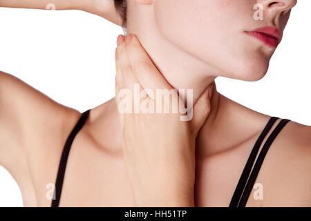 Primo piano di una giovane donna con dolore al collo o ghiandola tiroide isolato su sfondo bianco. Foto Stock
