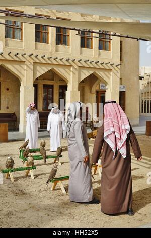 Situato nel centro di Doha, il Falcon Souq è un mercato di vendita di vivere falcon uccelli e attrezzature di falconeria Foto Stock