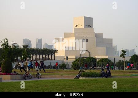 Aperto nel 2008, l'iconico Museo di Arte Islamica edificio progettato dall architetto I. M. Pei è situato sulla Corniche di Doha. Foto Stock