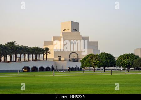 Aperto nel 2008, l'iconico Museo di Arte Islamica edificio progettato dall architetto I. M. Pei è situato sulla Corniche di Doha. Foto Stock